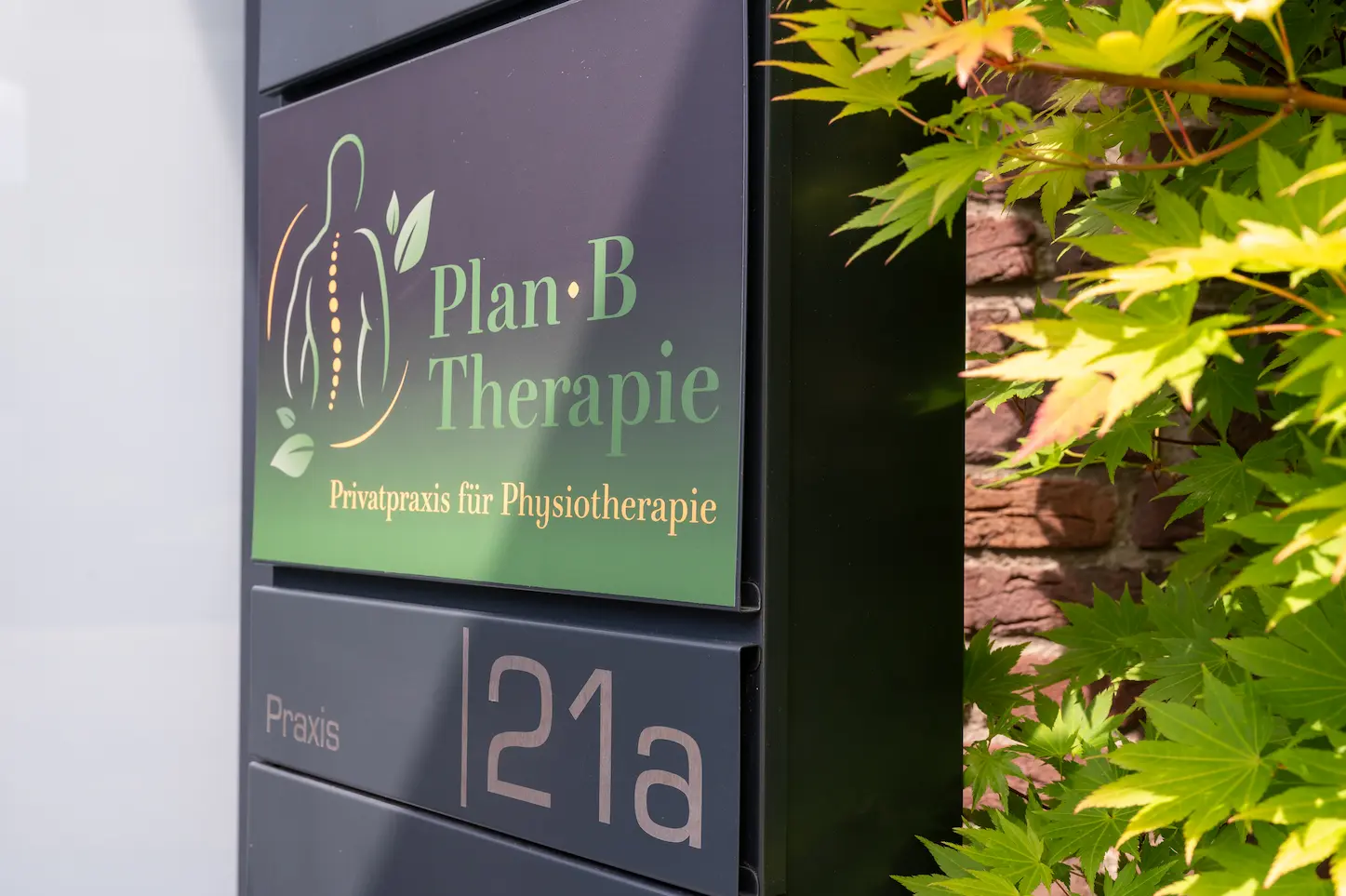 Au&szlig;enschild der Physiotherapie-Praxis Plan B Therapie