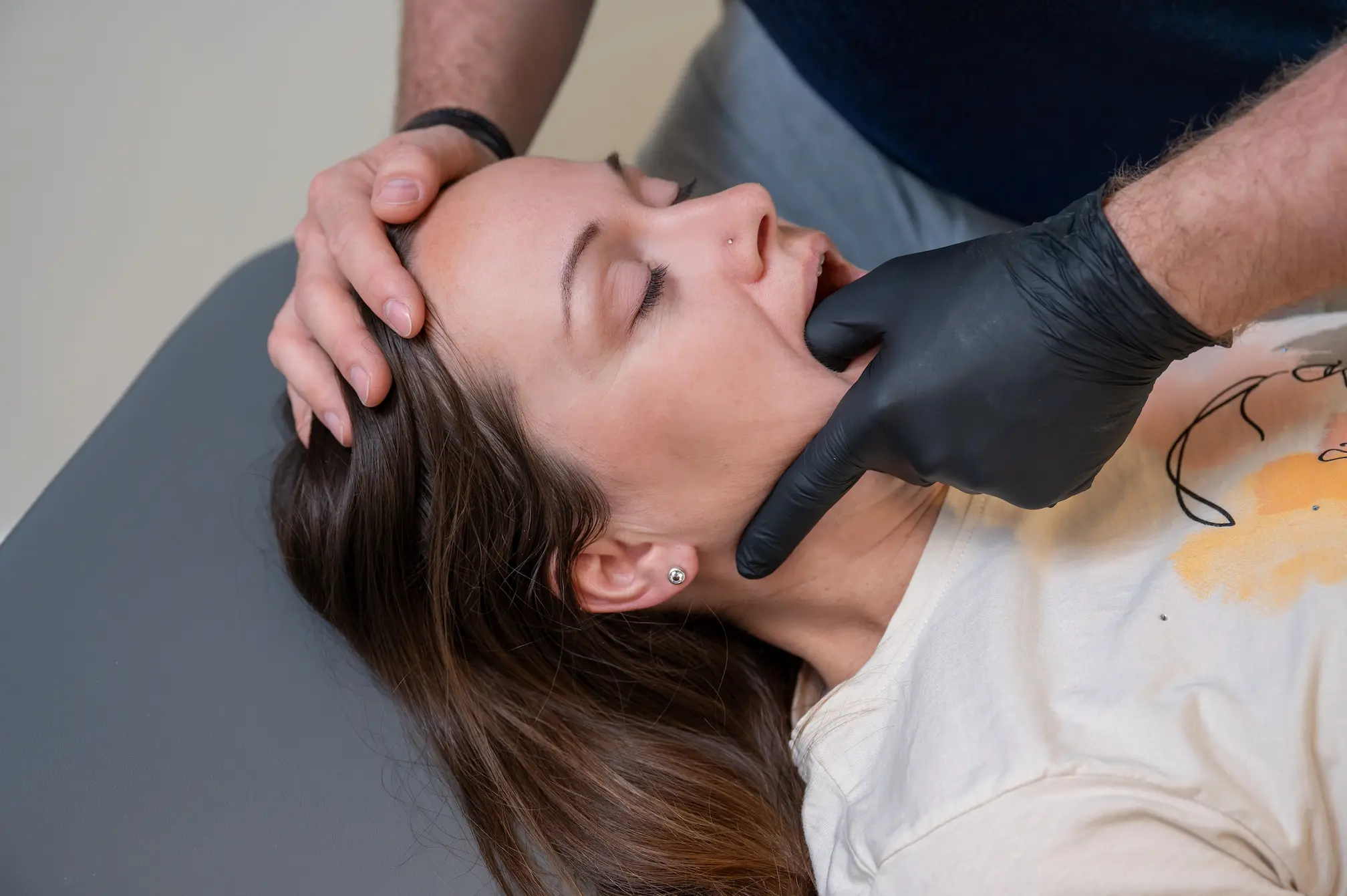 CMD-Behandlung: manuelle Therapie im Kiefer- und Gesichtsbereich