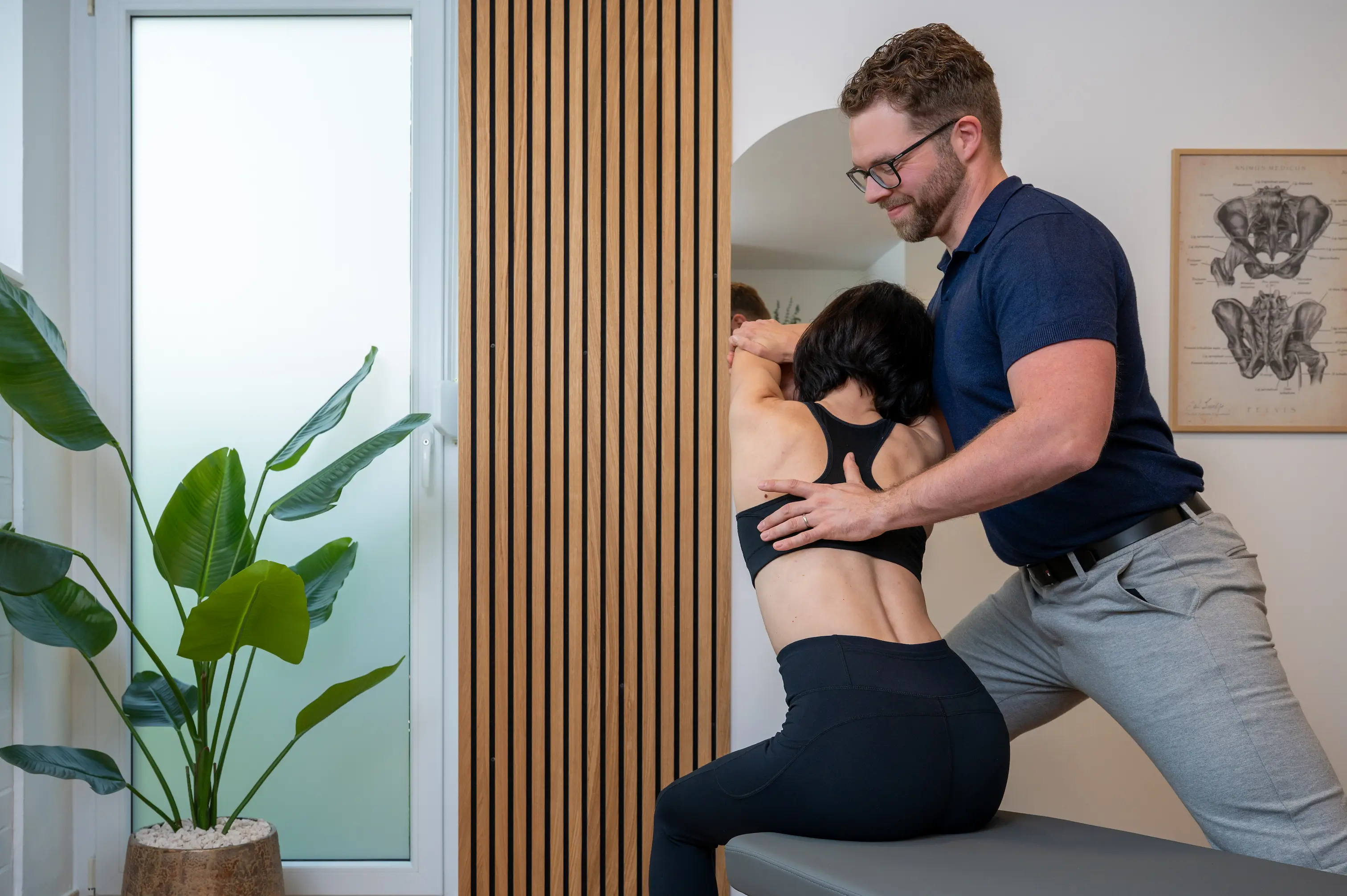 Physiotherapeut behandelt Patientin mit manueller Therapie in der Privatpraxis Plan-B Therapie in Erkelenz