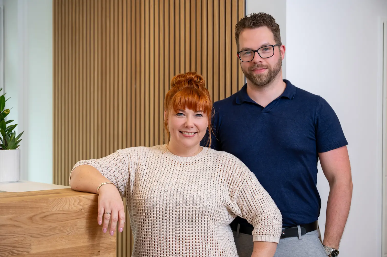 Physiotherapeut Karsten Burkhardt mit Teammitglied im Empfangsbereich der Privatpraxis Plan-B Therapie in Erkelenz