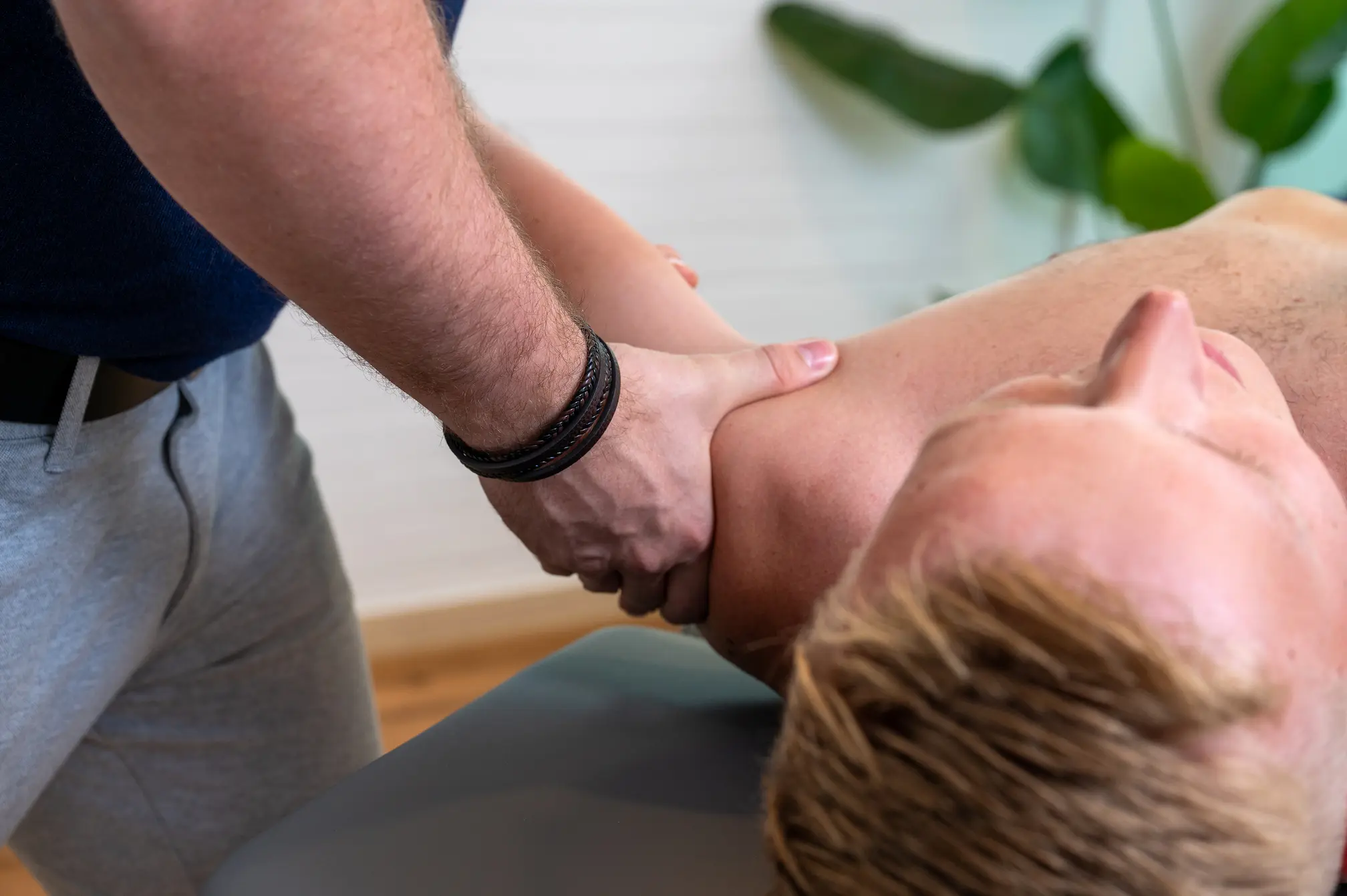 Manuelle Therapie in Erkelenz: Mobilisation von Nacken und Schulter im Liegen
