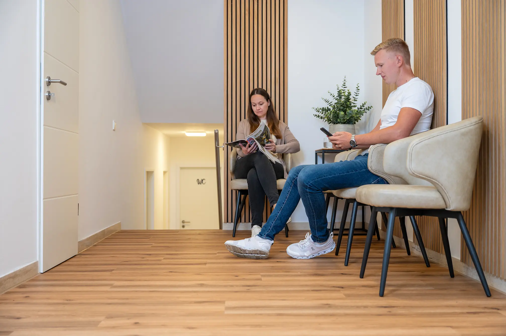 Gemütlicher Wartebereich der Privatpraxis Plan-B Therapie in Erkelenz